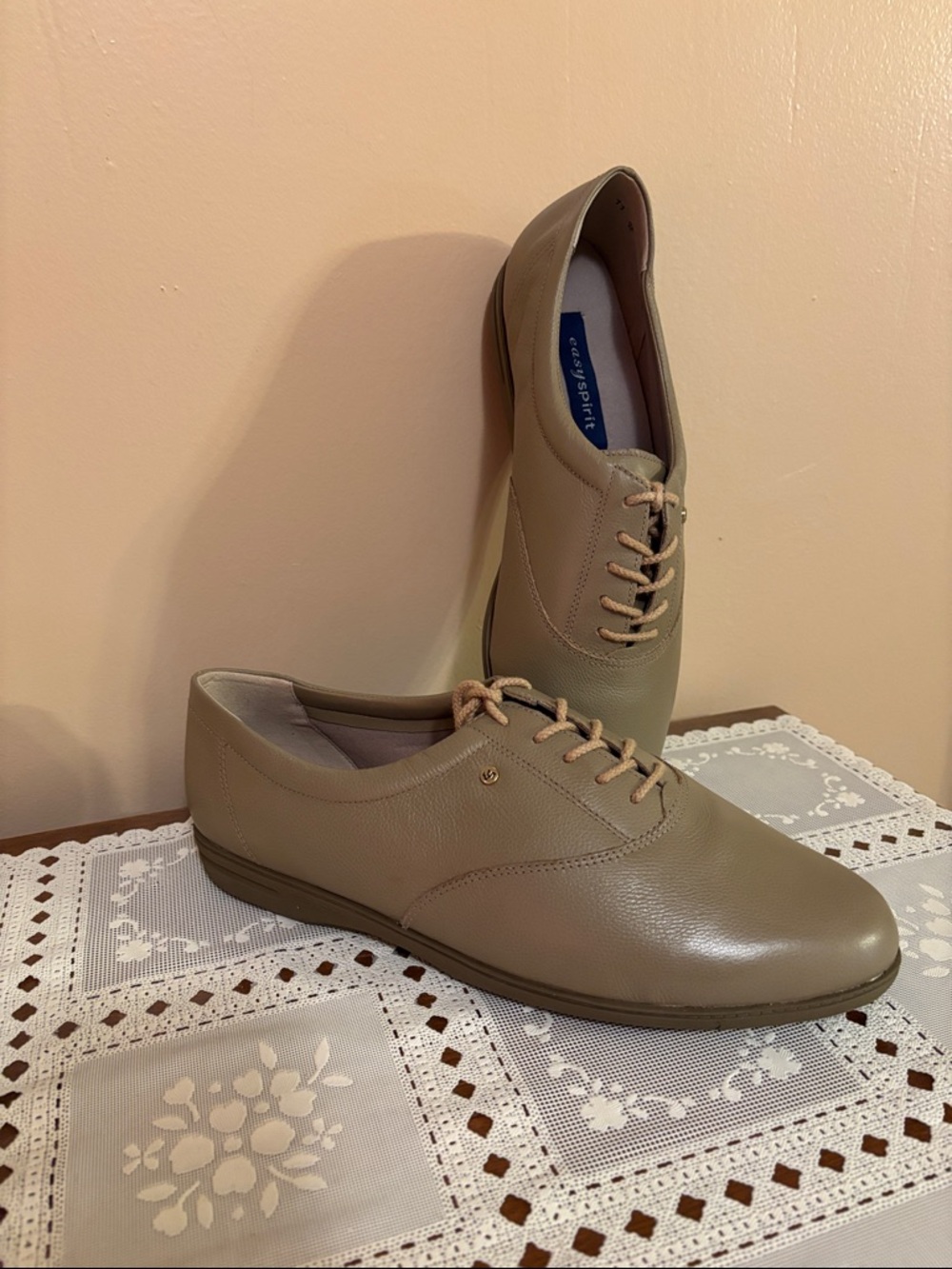 Easy Spirit Taupe Lace-Up Leather Oxford Flat